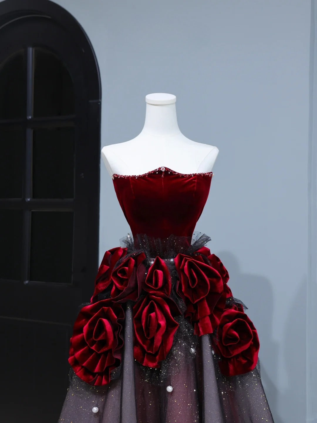 Elegantes, trägerloses Ballkleid aus burgunderrotem Tüll mit Blumenmuster – Inspiration für stilvolle Abendgarderobe AS394