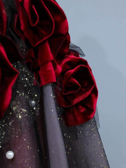 Elegantes, trägerloses Ballkleid aus burgunderrotem Tüll mit Blumenmuster – Inspiration für stilvolle Abendgarderobe AS394