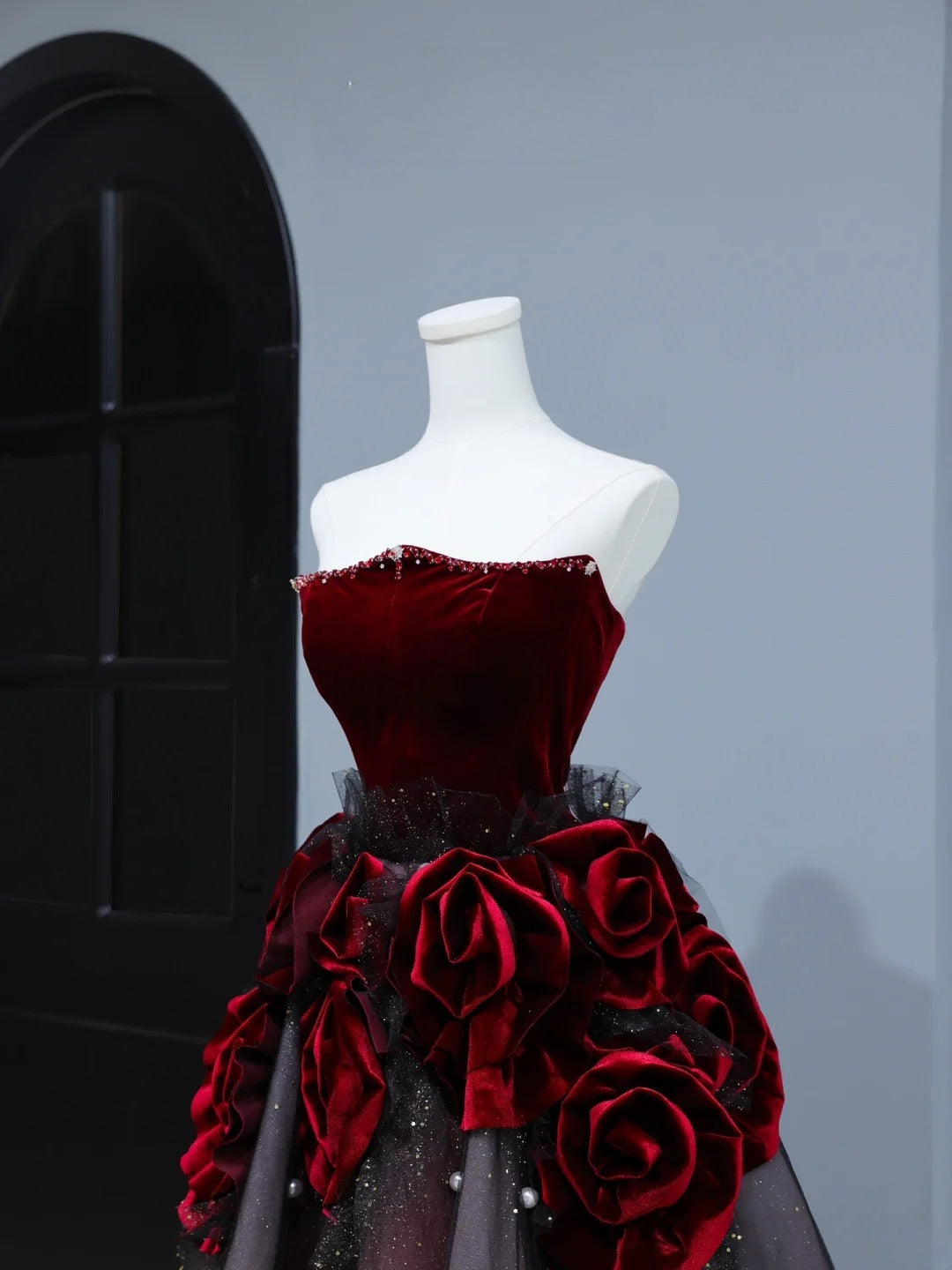 Elegantes, trägerloses Ballkleid aus burgunderrotem Tüll mit Blumenmuster – Inspiration für stilvolle Abendgarderobe AS394