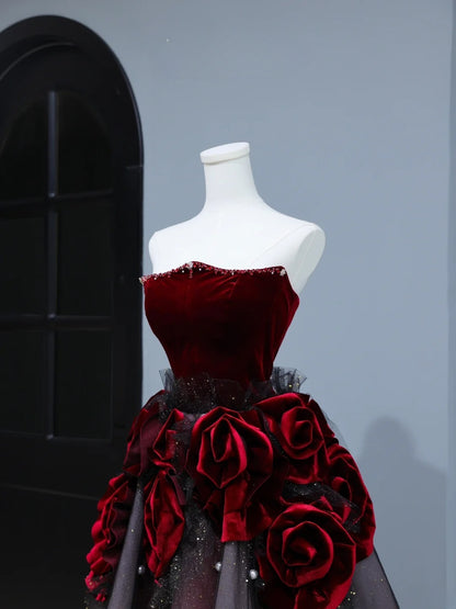 Elegantes, trägerloses Ballkleid aus burgunderrotem Tüll mit Blumenmuster – Inspiration für stilvolle Abendgarderobe AS394