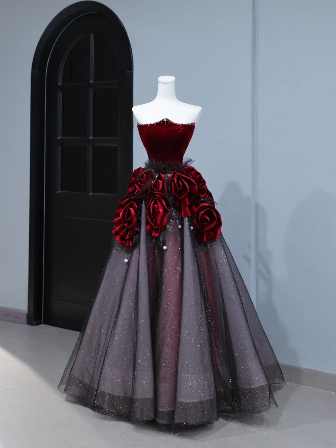 Elegantes, trägerloses Ballkleid aus burgunderrotem Tüll mit Blumenmuster – Inspiration für stilvolle Abendgarderobe AS394