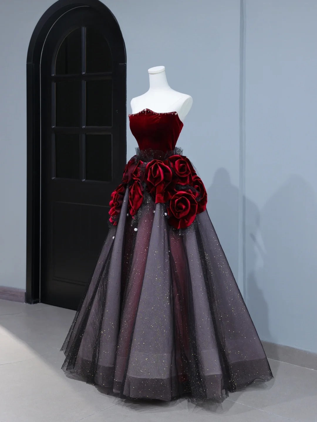Elegantes, trägerloses Ballkleid aus burgunderrotem Tüll mit Blumenmuster – Inspiration für stilvolle Abendgarderobe AS394