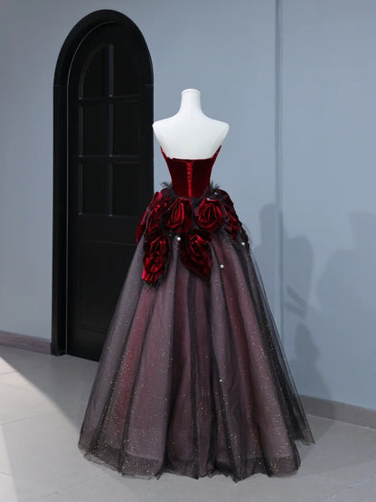 Elegantes, trägerloses Ballkleid aus burgunderrotem Tüll mit Blumenmuster – Inspiration für stilvolle Abendgarderobe AS394