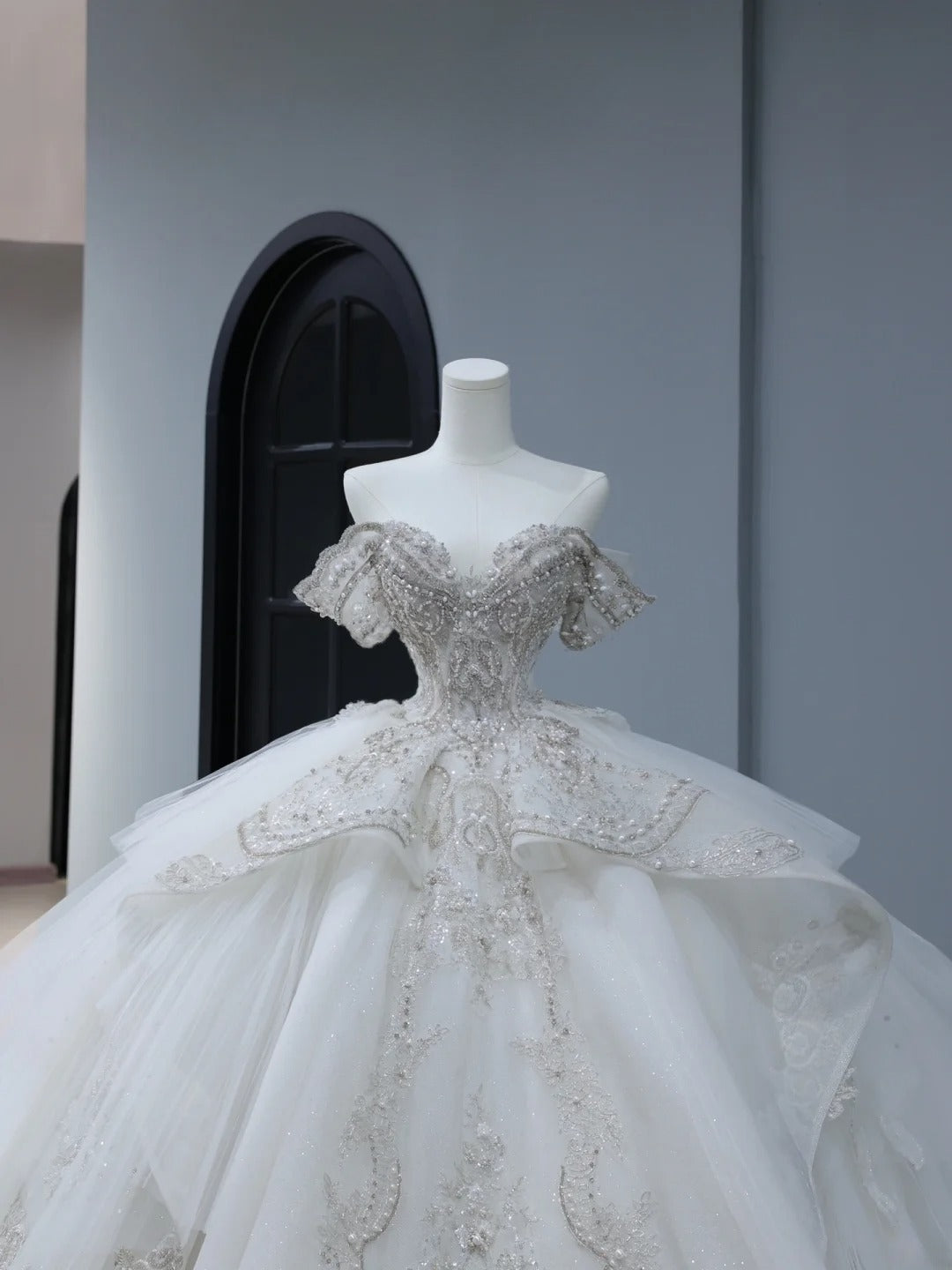 Langes Brautkleid im Prinzessinnenstil, schulterfrei, mit kurzen Ärmeln und Schleppe, weißes Brautkleid AS395