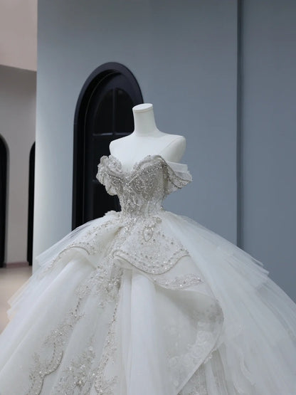 Langes Brautkleid im Prinzessinnenstil, schulterfrei, mit kurzen Ärmeln und Schleppe, weißes Brautkleid AS395