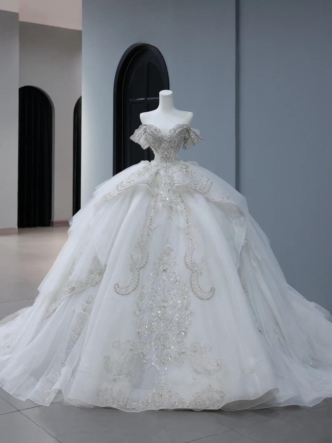 Langes Brautkleid im Prinzessinnenstil, schulterfrei, mit kurzen Ärmeln und Schleppe, weißes Brautkleid AS395