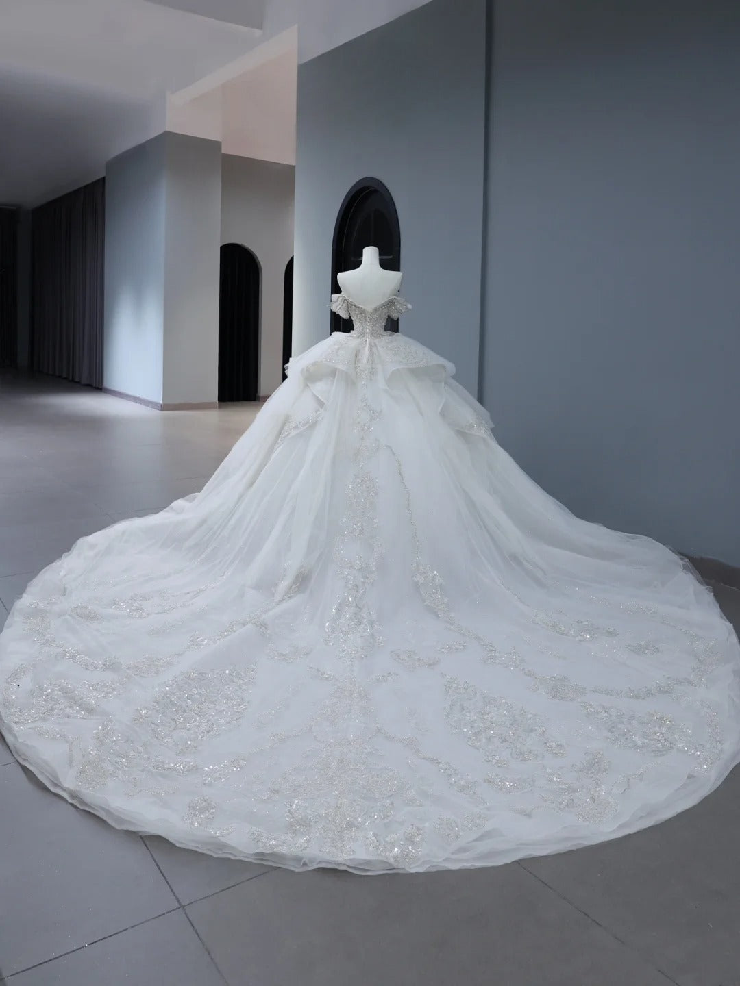 Langes Brautkleid im Prinzessinnenstil, schulterfrei, mit kurzen Ärmeln und Schleppe, weißes Brautkleid AS395