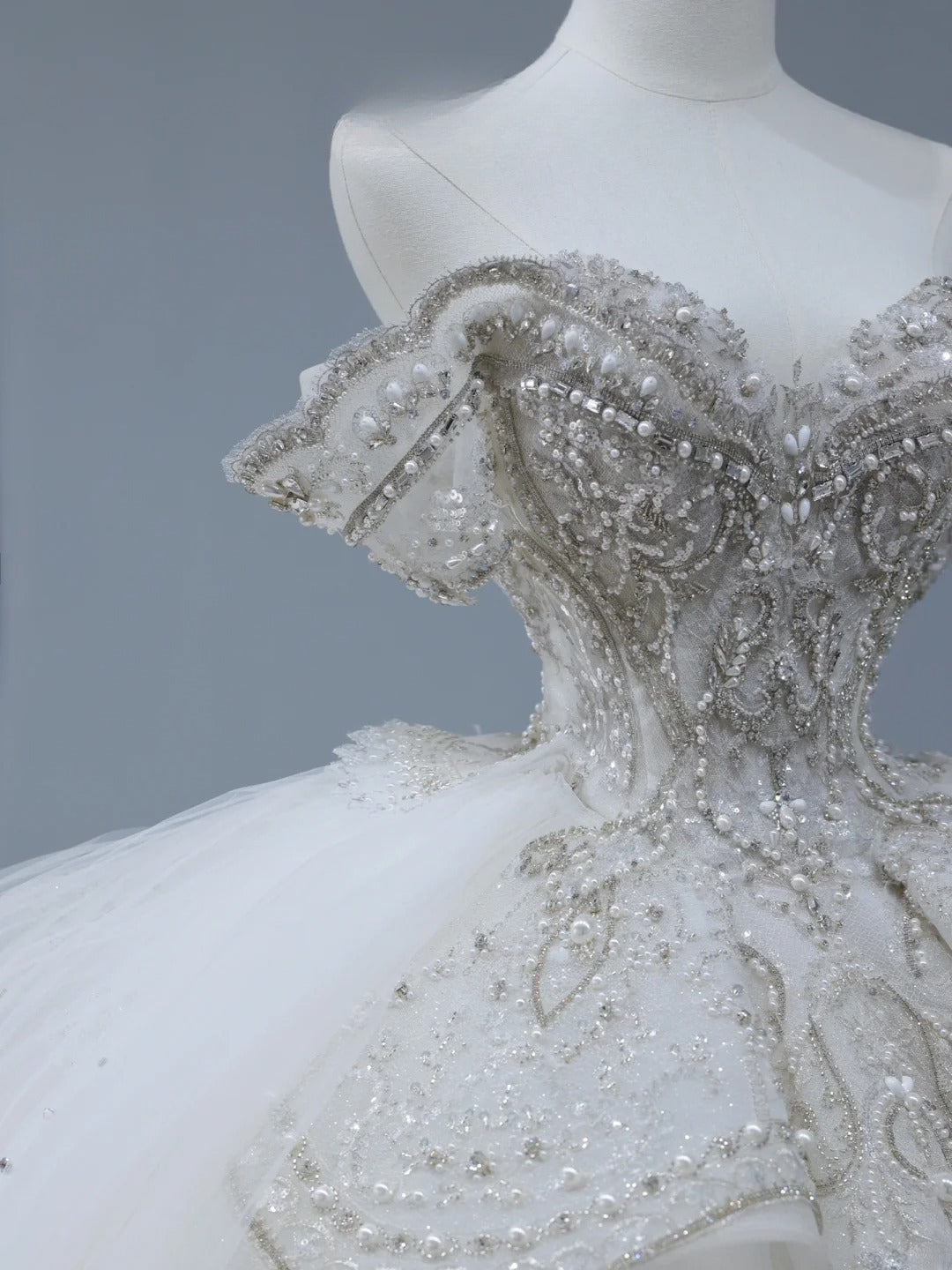Langes Brautkleid im Prinzessinnenstil, schulterfrei, mit kurzen Ärmeln und Schleppe, weißes Brautkleid AS395