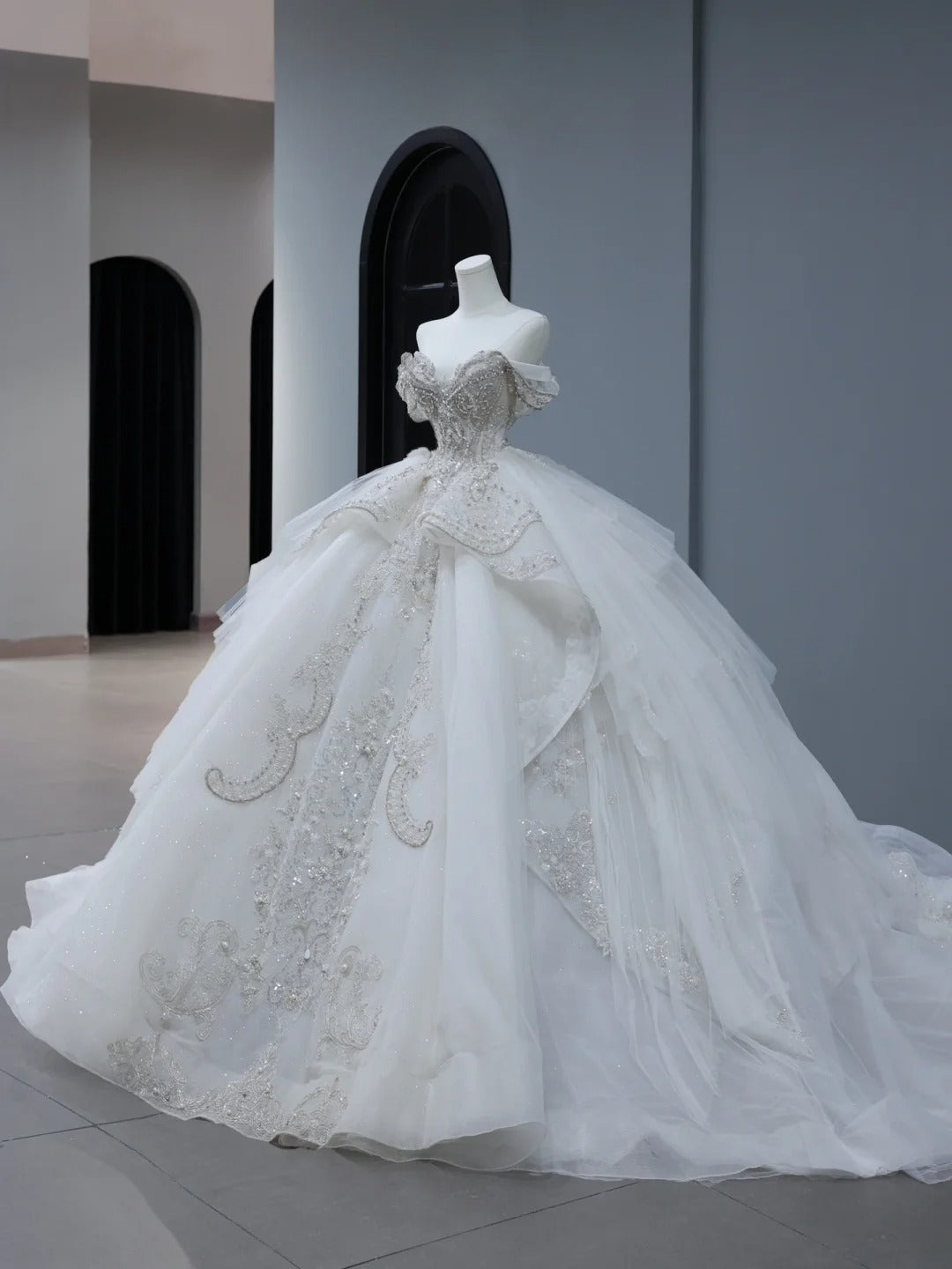 Langes Brautkleid im Prinzessinnenstil, schulterfrei, mit kurzen Ärmeln und Schleppe, weißes Brautkleid AS395