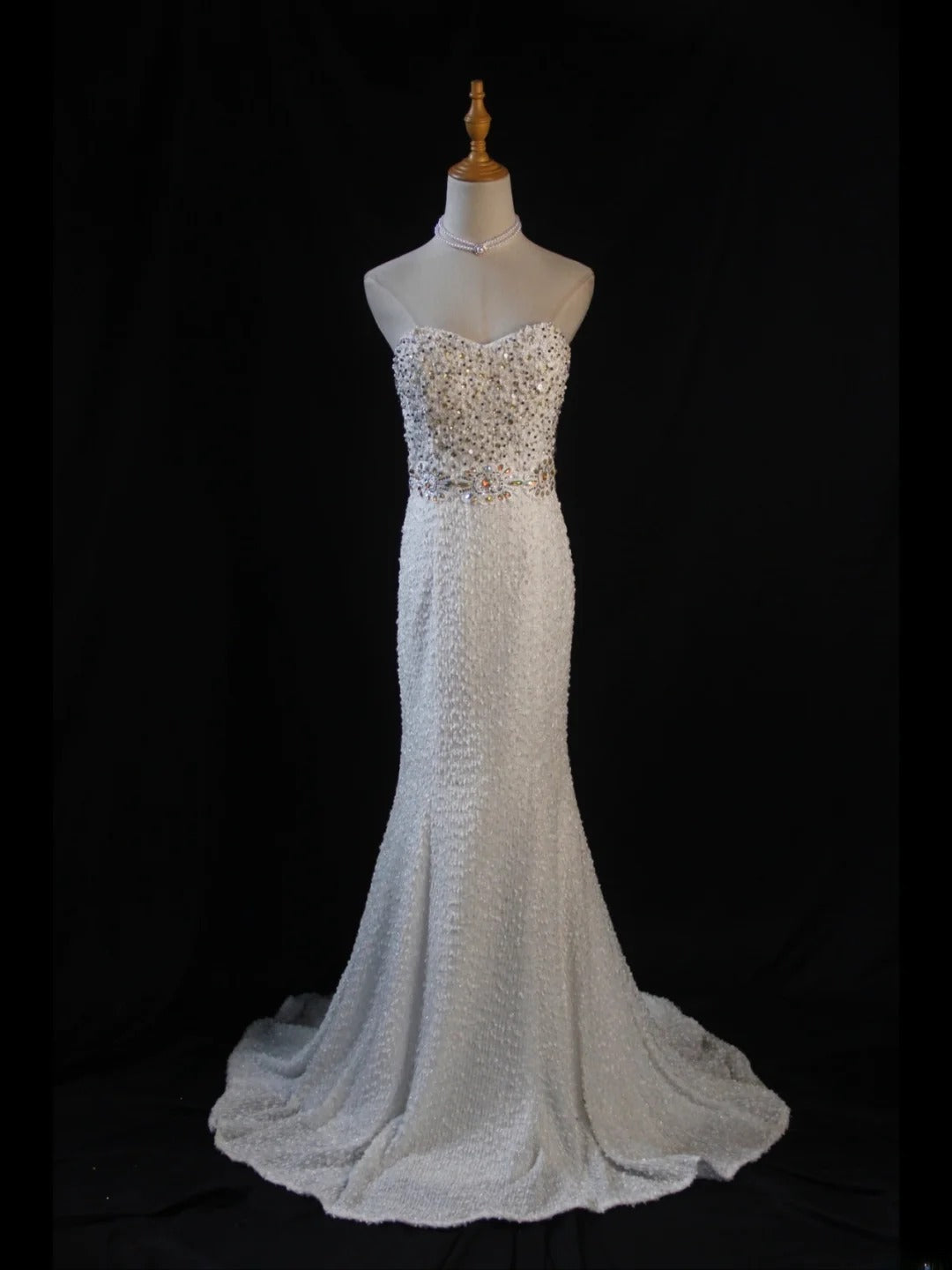 Vintage Meerjungfrauen-Kleid aus den 1950er Jahren, weiß, mit Perlenbesatz am Oberteil, langes Ballkleid, Inspiration für Geburtstagsoutfit, formelles Abendkleid AS396
