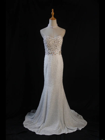 Vintage Meerjungfrauen-Kleid aus den 1950er Jahren, weiß, mit Perlenbesatz am Oberteil, langes Ballkleid, Inspiration für Geburtstagsoutfit, formelles Abendkleid AS396
