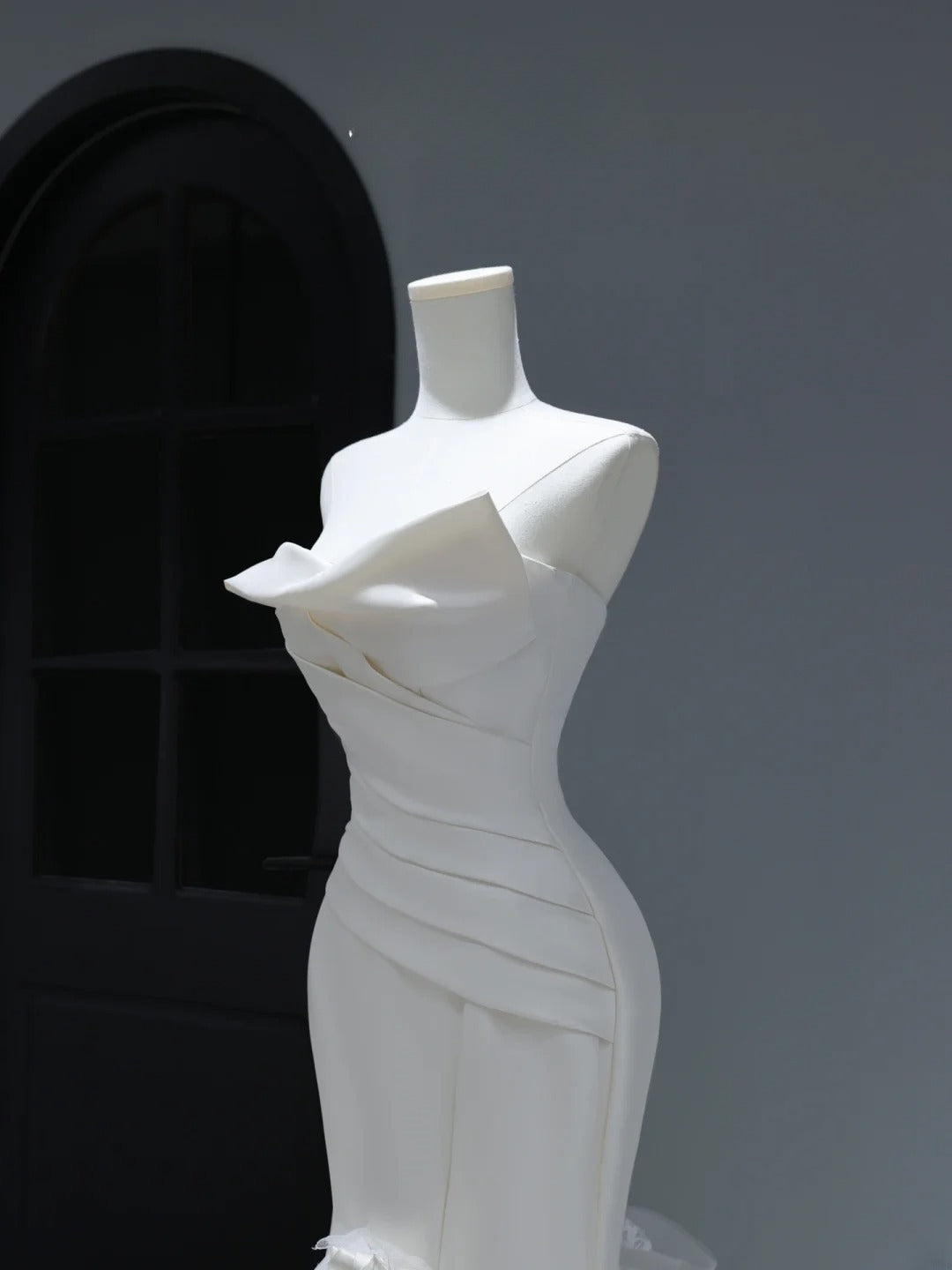 Elegante, stilvolle, lange Brautkleider im Boho-Stil: Meerjungfrauen-Kleider, trägerlos, im Bohemian-Stil mit taillierter, plissierter Passform AS396