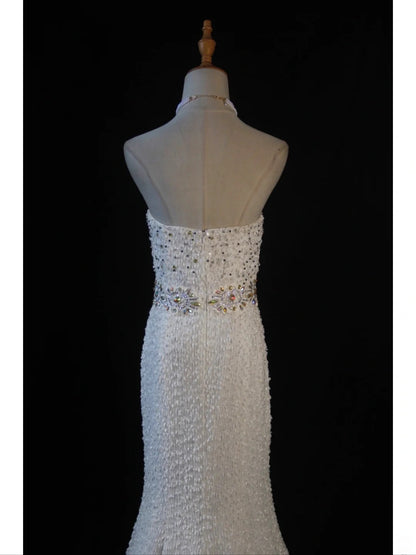 Vintage Meerjungfrauen-Kleid aus den 1950er Jahren, weiß, mit Perlenbesatz am Oberteil, langes Ballkleid, Inspiration für Geburtstagsoutfit, formelles Abendkleid AS396