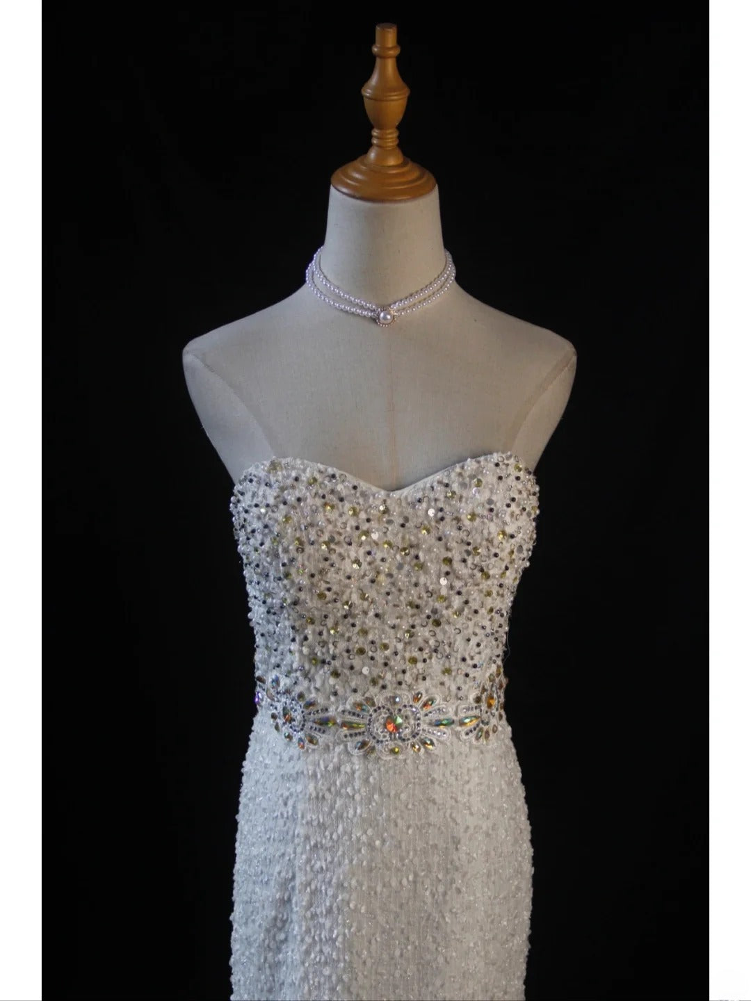 Vintage Meerjungfrauen-Kleid aus den 1950er Jahren, weiß, mit Perlenbesatz am Oberteil, langes Ballkleid, Inspiration für Geburtstagsoutfit, formelles Abendkleid AS396