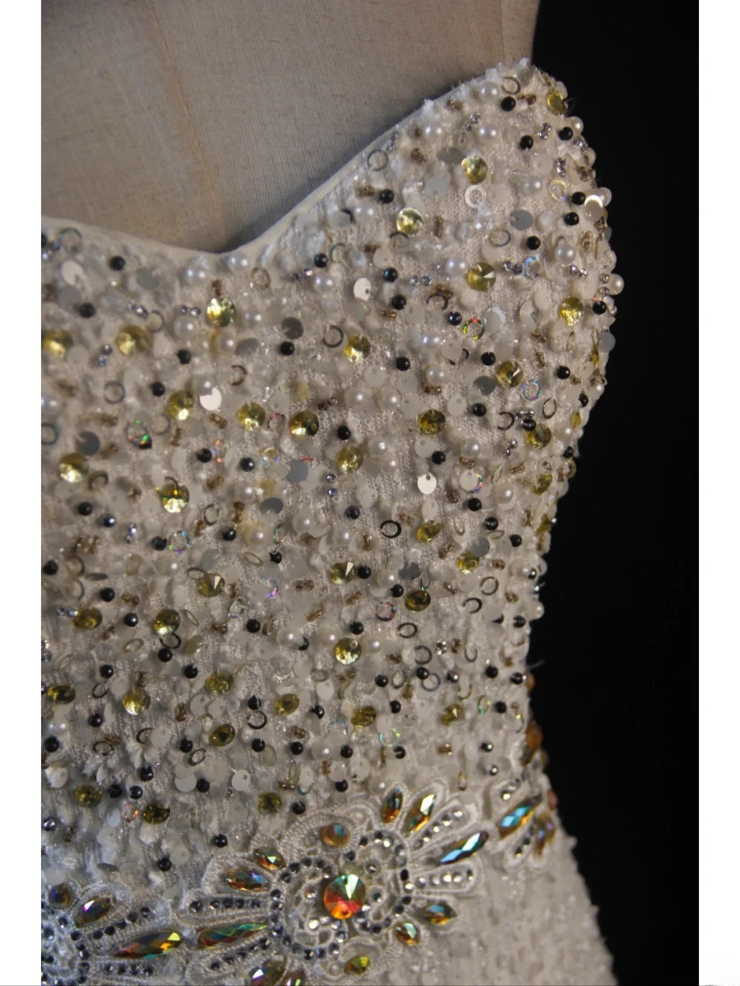 Vintage Meerjungfrauen-Kleid aus den 1950er Jahren, weiß, mit Perlenbesatz am Oberteil, langes Ballkleid, Inspiration für Geburtstagsoutfit, formelles Abendkleid AS396