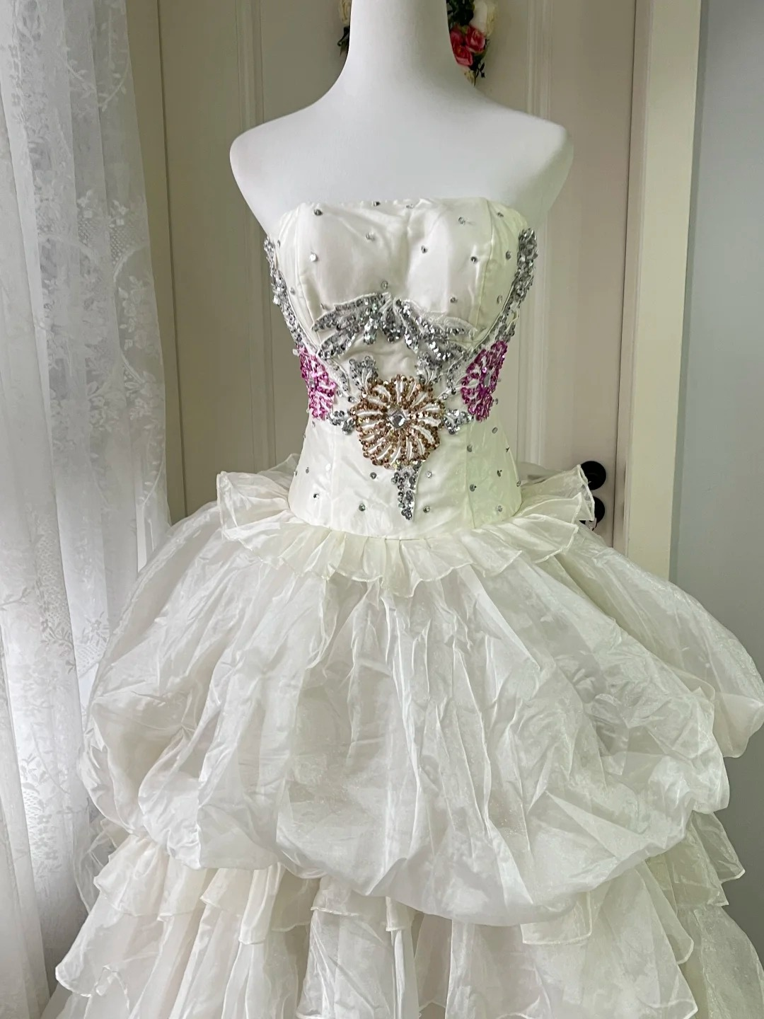 Quinceañera-Kleid zum 15. Geburtstag, trägerloses Ballkleid in Weiß mit Kristallen, langes Kleid zum 16. Geburtstag RC0719