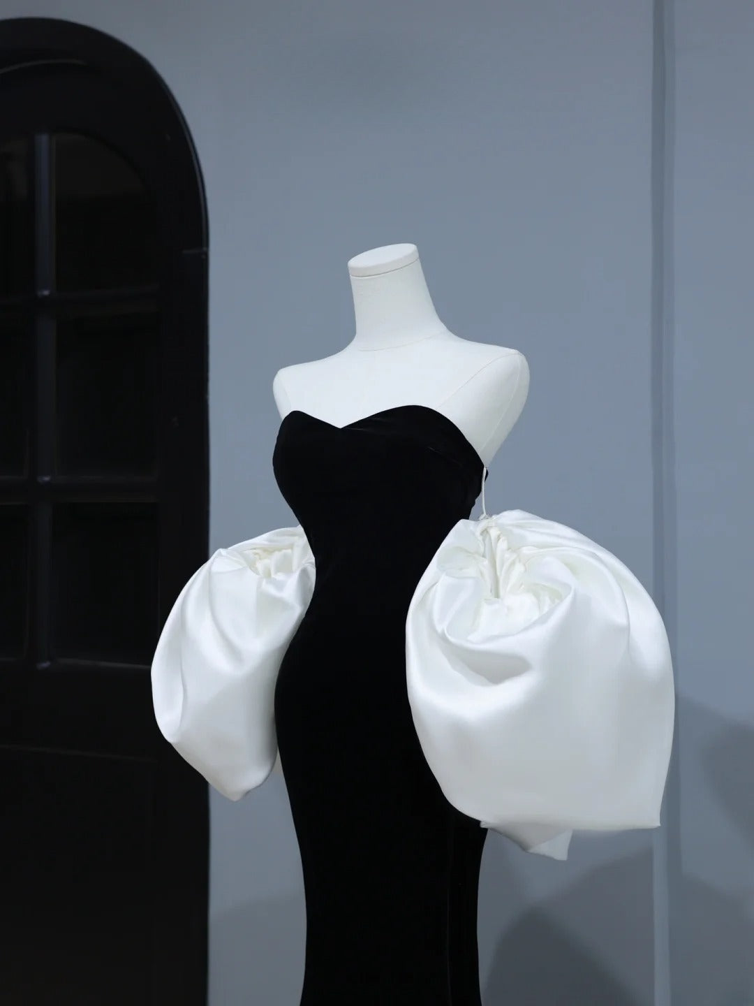 Elegantes, schlichtes Ballkleid im Meerjungfrauen-Stil mit Herzausschnitt aus schwarzem Samt – Inspiration und Stil mit Cape – Langes, formelles Partykleid AS398
