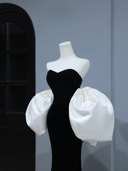 Elegantes, schlichtes Ballkleid im Meerjungfrauen-Stil mit Herzausschnitt aus schwarzem Samt – Inspiration und Stil mit Cape – Langes, formelles Partykleid AS398