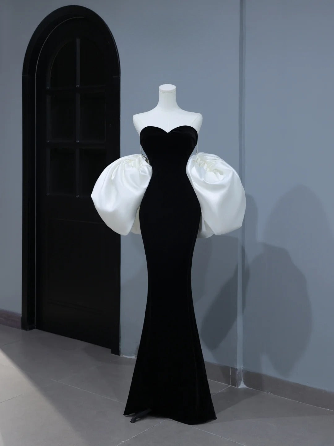 Elegantes, schlichtes Ballkleid im Meerjungfrauen-Stil mit Herzausschnitt aus schwarzem Samt – Inspiration und Stil mit Cape – Langes, formelles Partykleid AS398