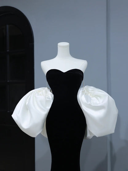Elegantes, schlichtes Ballkleid im Meerjungfrauen-Stil mit Herzausschnitt aus schwarzem Samt – Inspiration und Stil mit Cape – Langes, formelles Partykleid AS398