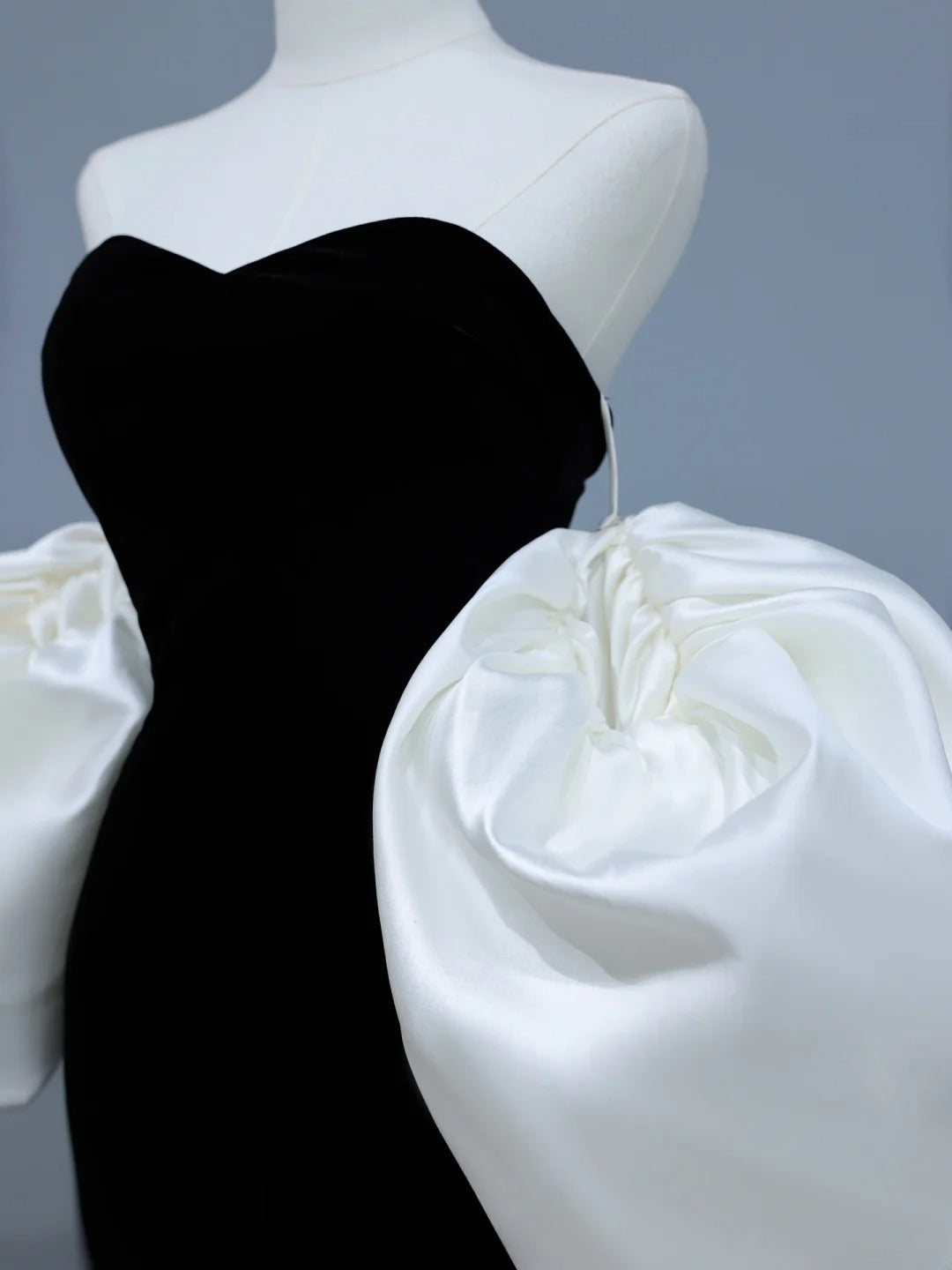 Elegantes, schlichtes Ballkleid im Meerjungfrauen-Stil mit Herzausschnitt aus schwarzem Samt – Inspiration und Stil mit Cape – Langes, formelles Partykleid AS398