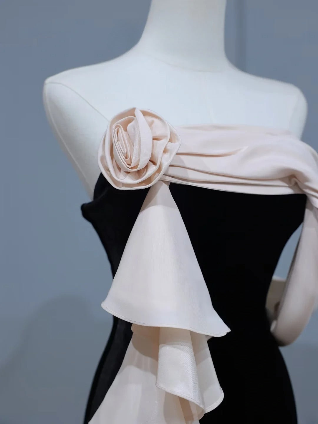 Elegantes, trägerloses Meerjungfrauen-Abendkleid aus schwarzem Samt mit Blumenmuster – Inspiration für einen stilvollen Auftritt. AS399