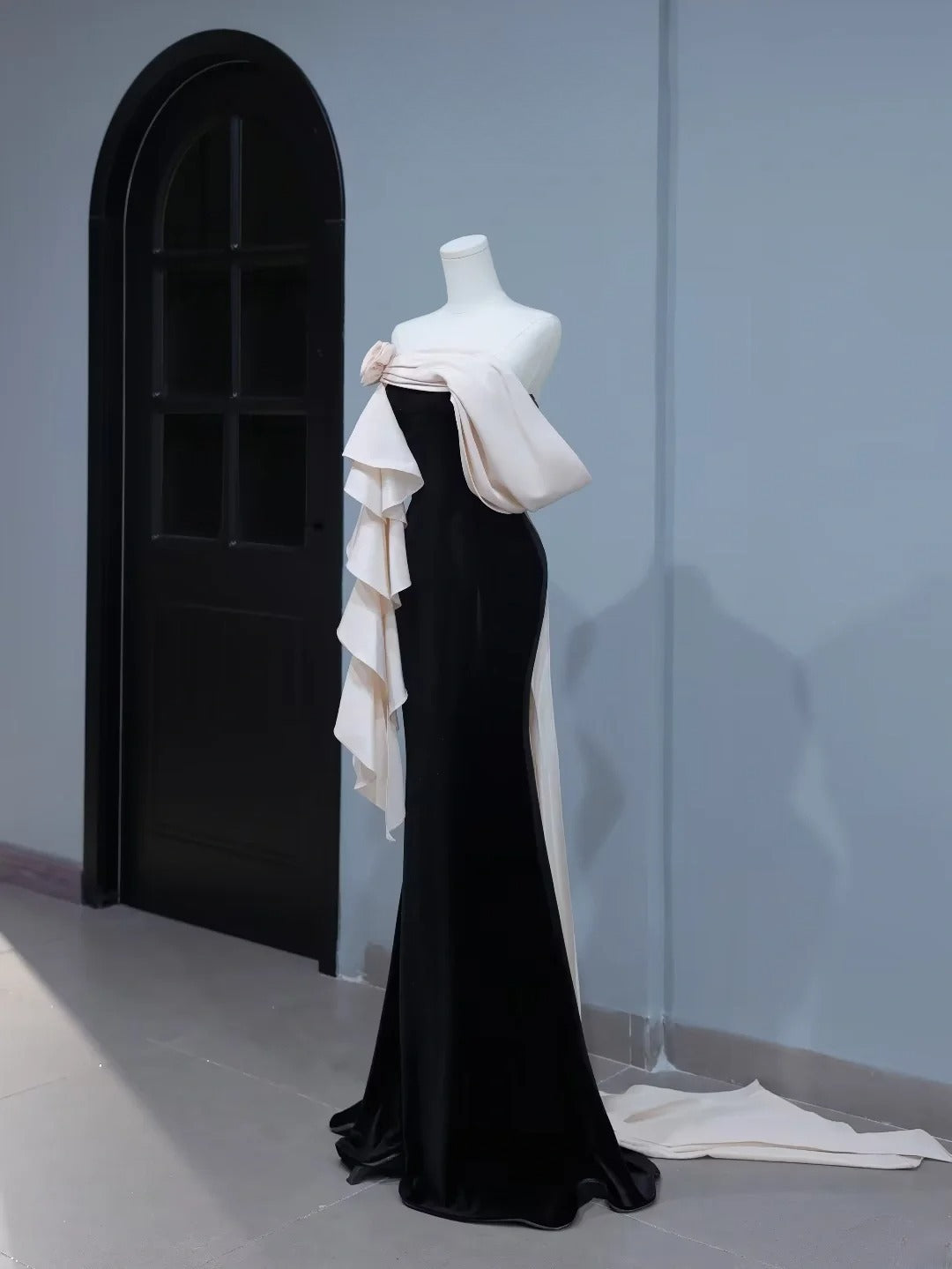 Elegantes, trägerloses Meerjungfrauen-Abendkleid aus schwarzem Samt mit Blumenmuster – Inspiration für einen stilvollen Auftritt. AS399