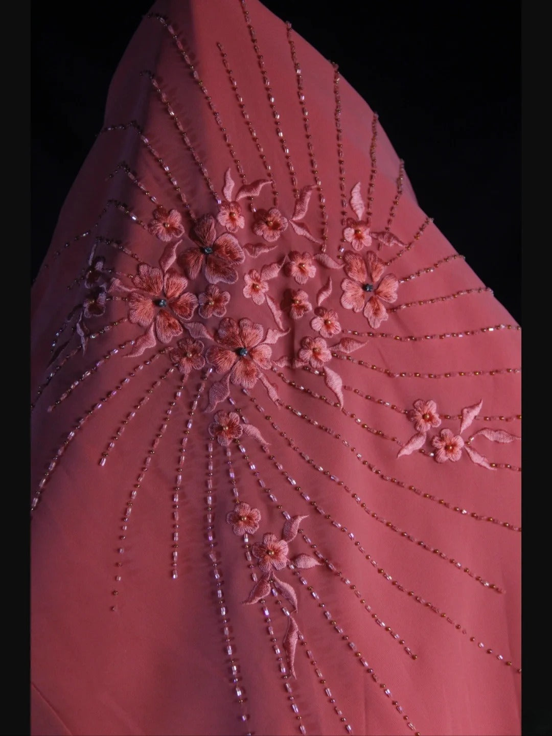 Vintage A-Linien-Abendkleid im 80er-Jahre-Stil mit Spaghettiträgern, rosa Perlen und Perlenbesatz – Inspiration für Geburtstagsoutfits und festliche Abendkleider AS399
