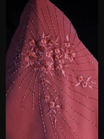 Vintage A-Linien-Abendkleid im 80er-Jahre-Stil mit Spaghettiträgern, rosa Perlen und Perlenbesatz – Inspiration für Geburtstagsoutfits und festliche Abendkleider AS399