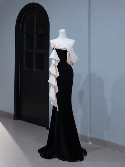 Elegantes, trägerloses Meerjungfrauen-Abendkleid aus schwarzem Samt mit Blumenmuster – Inspiration für einen stilvollen Auftritt. AS399