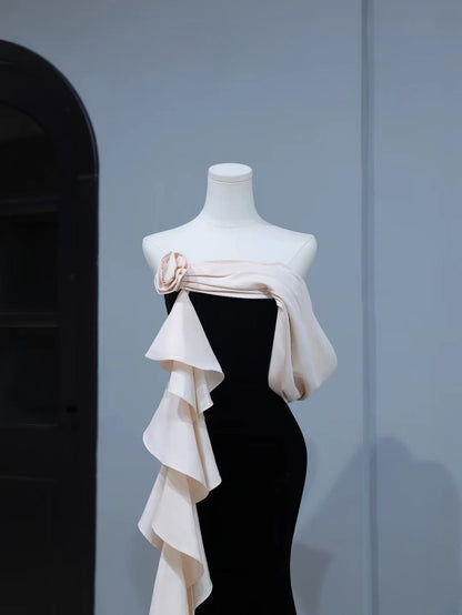 Elegantes, trägerloses Meerjungfrauen-Abendkleid aus schwarzem Samt mit Blumenmuster – Inspiration für einen stilvollen Auftritt. AS399