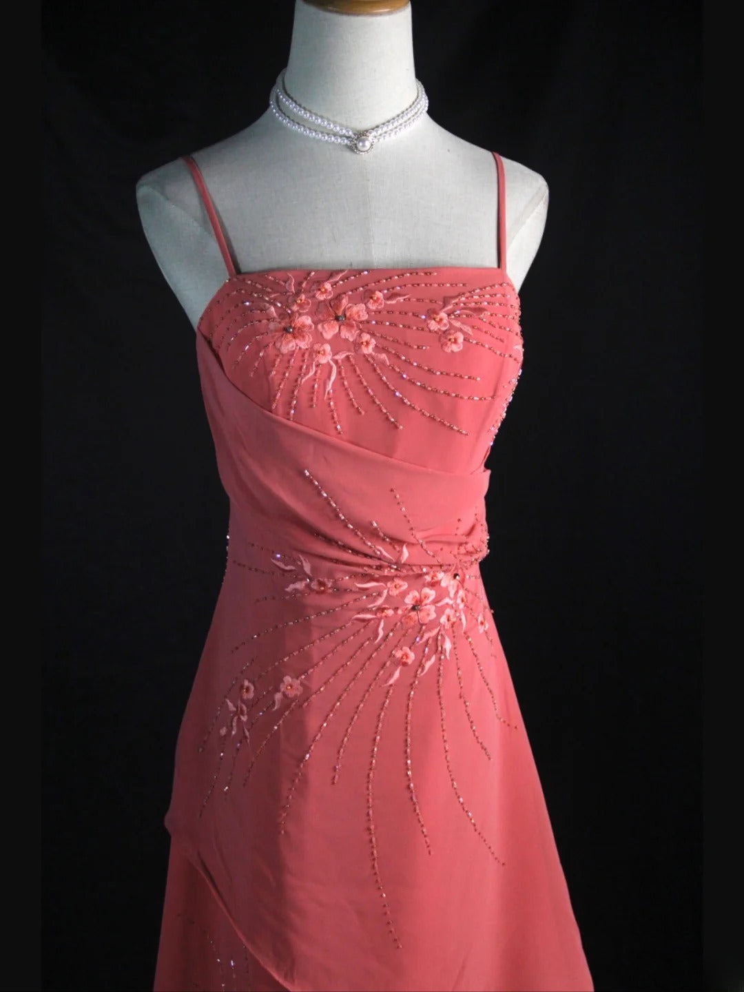 Vintage A-Linien-Abendkleid im 80er-Jahre-Stil mit Spaghettiträgern, rosa Perlen und Perlenbesatz – Inspiration für Geburtstagsoutfits und festliche Abendkleider AS399