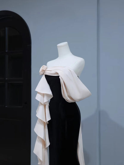 Elegantes, trägerloses Meerjungfrauen-Abendkleid aus schwarzem Samt mit Blumenmuster – Inspiration für einen stilvollen Auftritt. AS399