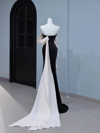 Elegantes, trägerloses Meerjungfrauen-Abendkleid aus schwarzem Samt mit Blumenmuster – Inspiration für einen stilvollen Auftritt. AS399