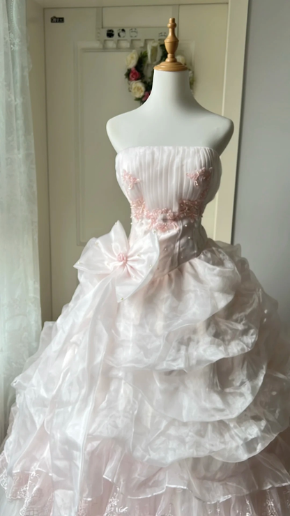 Quinceanera-Kleid für den 15. Geburtstag, Ballkleid, trägerlos, hellrosa mit Applikationen, gestuftes langes Kleid zum 16. Geburtstag RC0723
