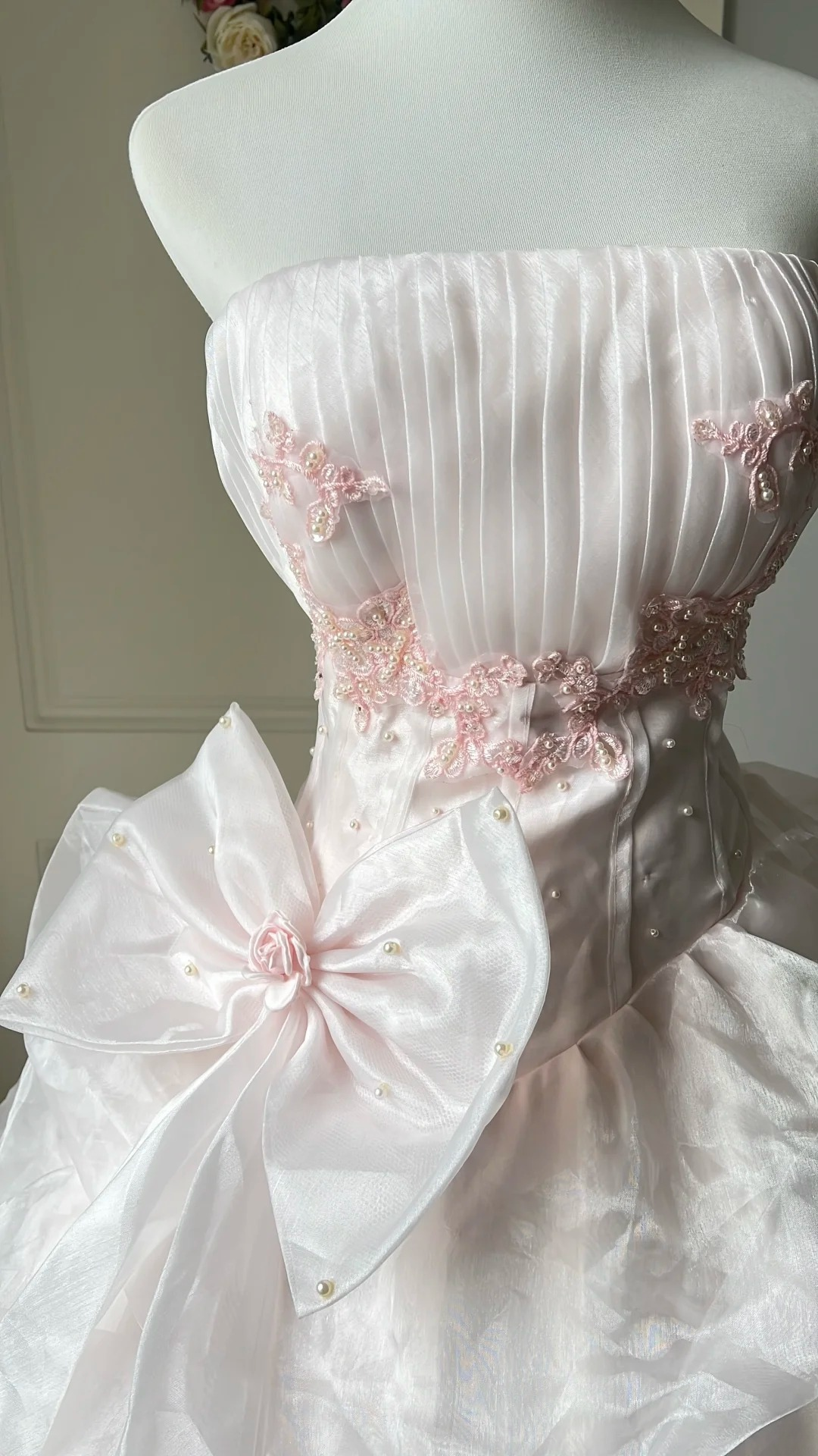 Quinceanera-Kleid für den 15. Geburtstag, Ballkleid, trägerlos, hellrosa mit Applikationen, gestuftes langes Kleid zum 16. Geburtstag RC0723