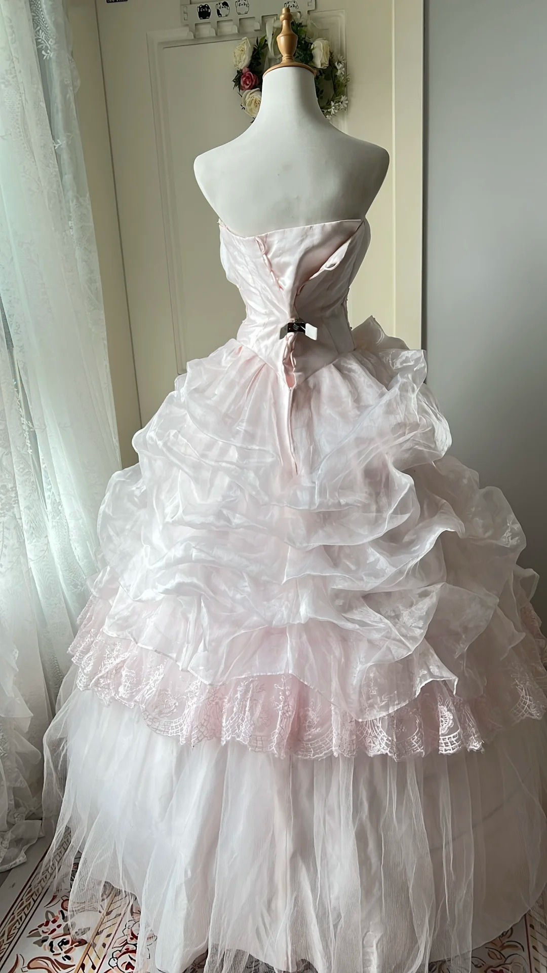 Quinceanera-Kleid für den 15. Geburtstag, Ballkleid, trägerlos, hellrosa mit Applikationen, gestuftes langes Kleid zum 16. Geburtstag RC0723