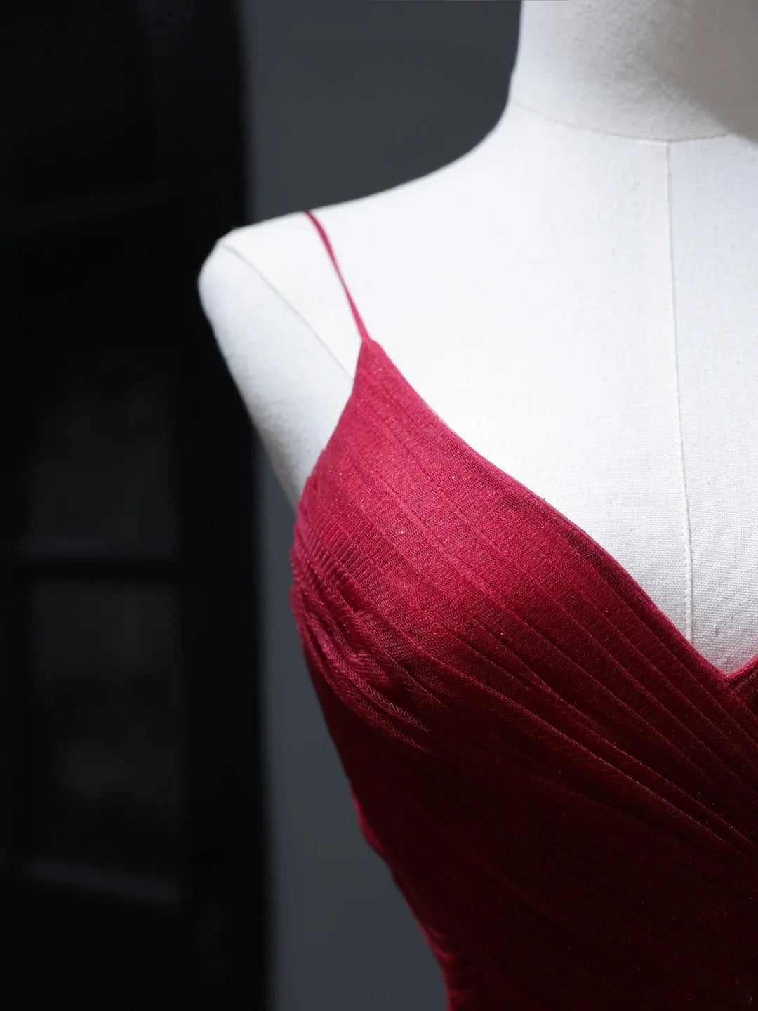 Elegante, schlichte Ballkleider im A-Linien-Stil mit Spaghettiträgern in Burgunderrot aus Tüll – Inspiration für Teenager und Schülerinnen: Beeindruckendes, plissiertes, langes Abendkleid (AS403)