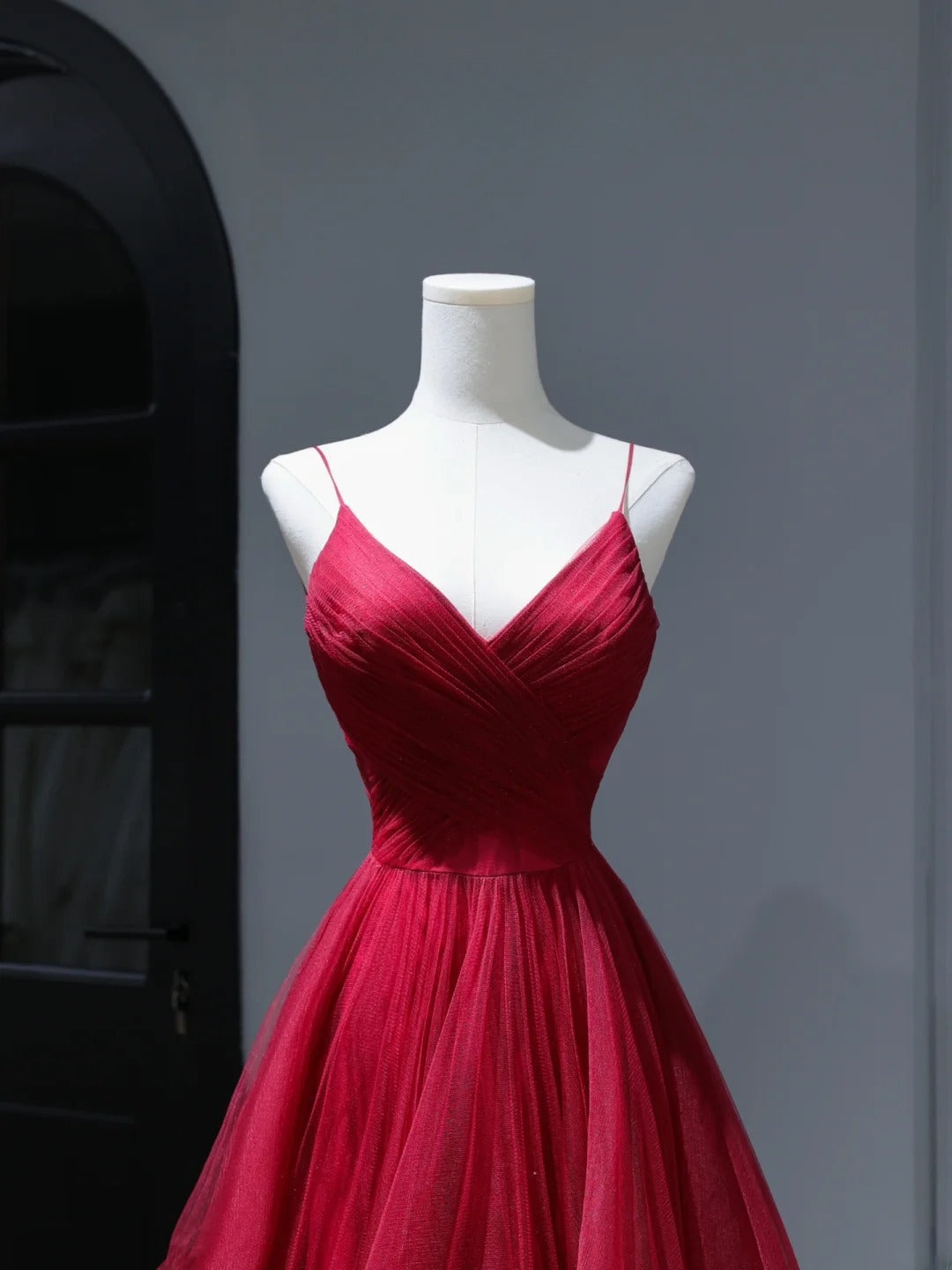 Elegante, schlichte Ballkleider im A-Linien-Stil mit Spaghettiträgern in Burgunderrot aus Tüll – Inspiration für Teenager und Schülerinnen: Beeindruckendes, plissiertes, langes Abendkleid (AS403)