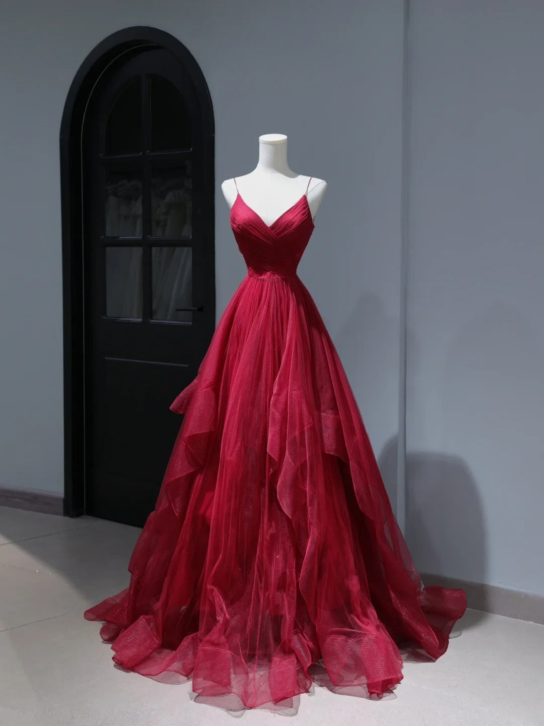 Elegante, schlichte Ballkleider im A-Linien-Stil mit Spaghettiträgern in Burgunderrot aus Tüll – Inspiration für Teenager und Schülerinnen: Beeindruckendes, plissiertes, langes Abendkleid (AS403)