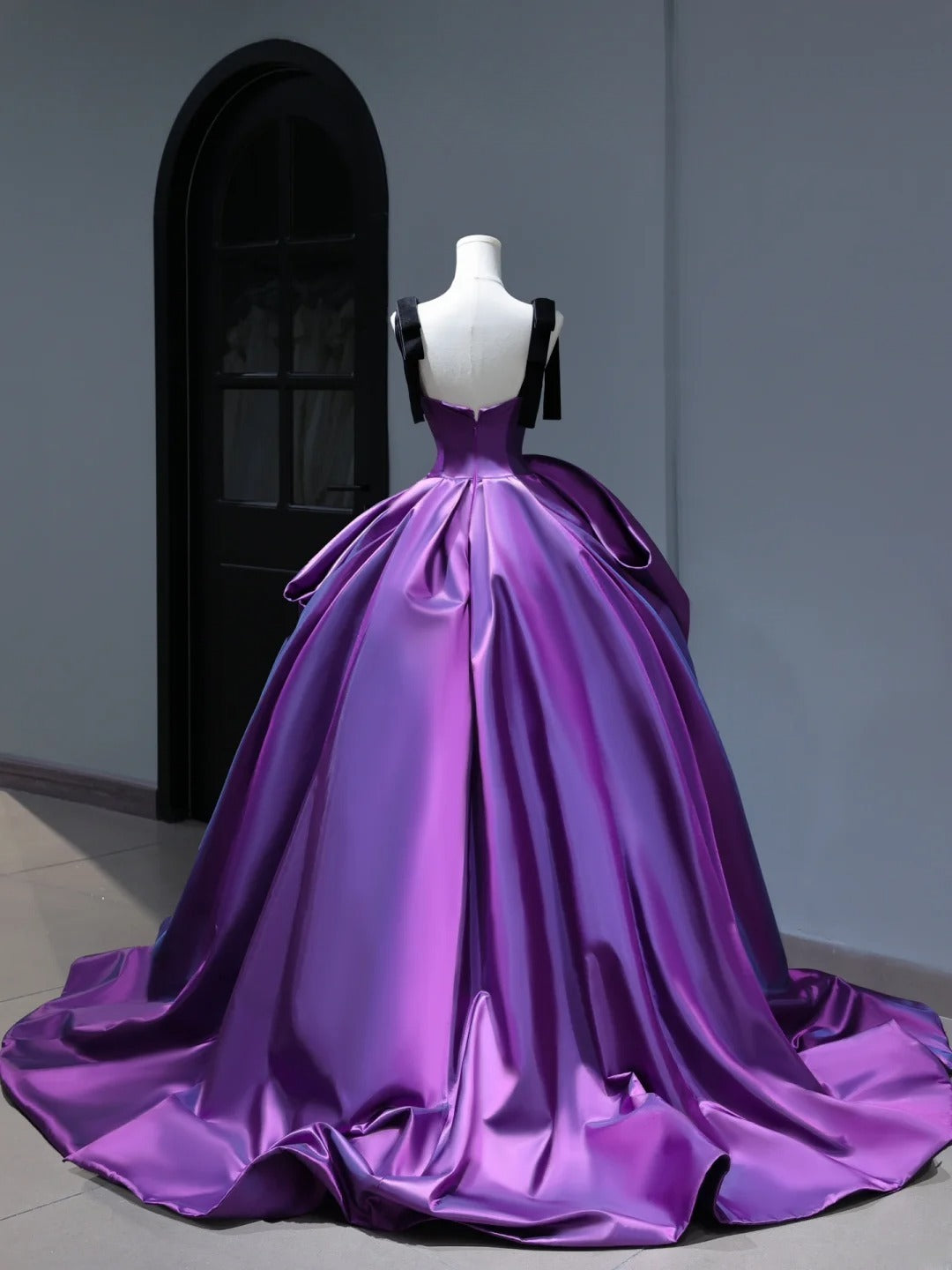 Robe de bal violette en satin, neuve, à volants, pour quinceañera, style simple et sexy, idéale pour un anniversaire de 16 ans (AS404)