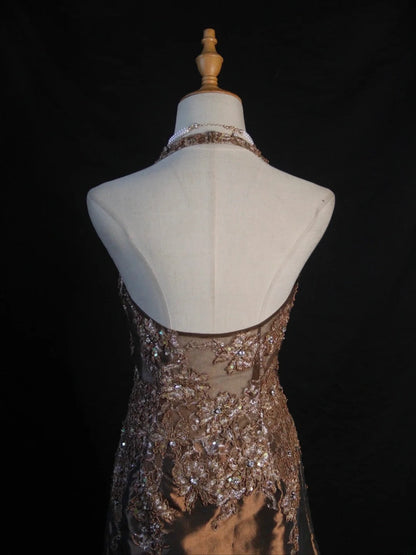 Robe de bal longue vintage sirène années 80, dos nu, en taffetas chocolat avec fente et perles. Inspiration tenue d'anniversaire. Robe de soirée AS404