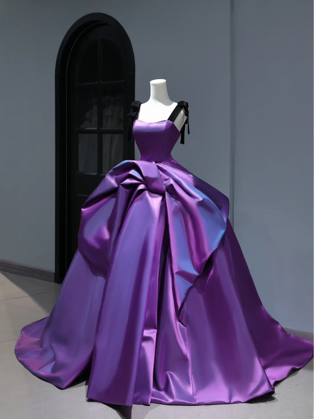 Robe de bal violette en satin, neuve, à volants, pour quinceañera, style simple et sexy, idéale pour un anniversaire de 16 ans (AS404)