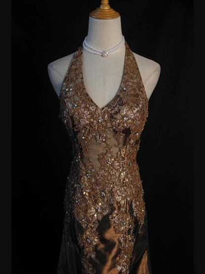 Robe de bal longue vintage sirène années 80, dos nu, en taffetas chocolat avec fente et perles. Inspiration tenue d'anniversaire. Robe de soirée AS404