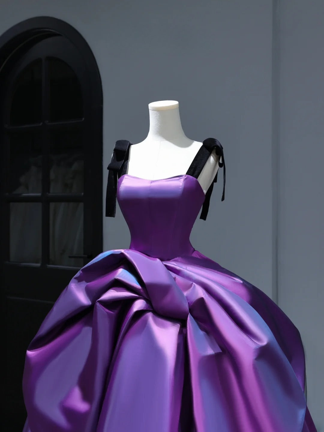 Robe de bal violette en satin, neuve, à volants, pour quinceañera, style simple et sexy, idéale pour un anniversaire de 16 ans (AS404)