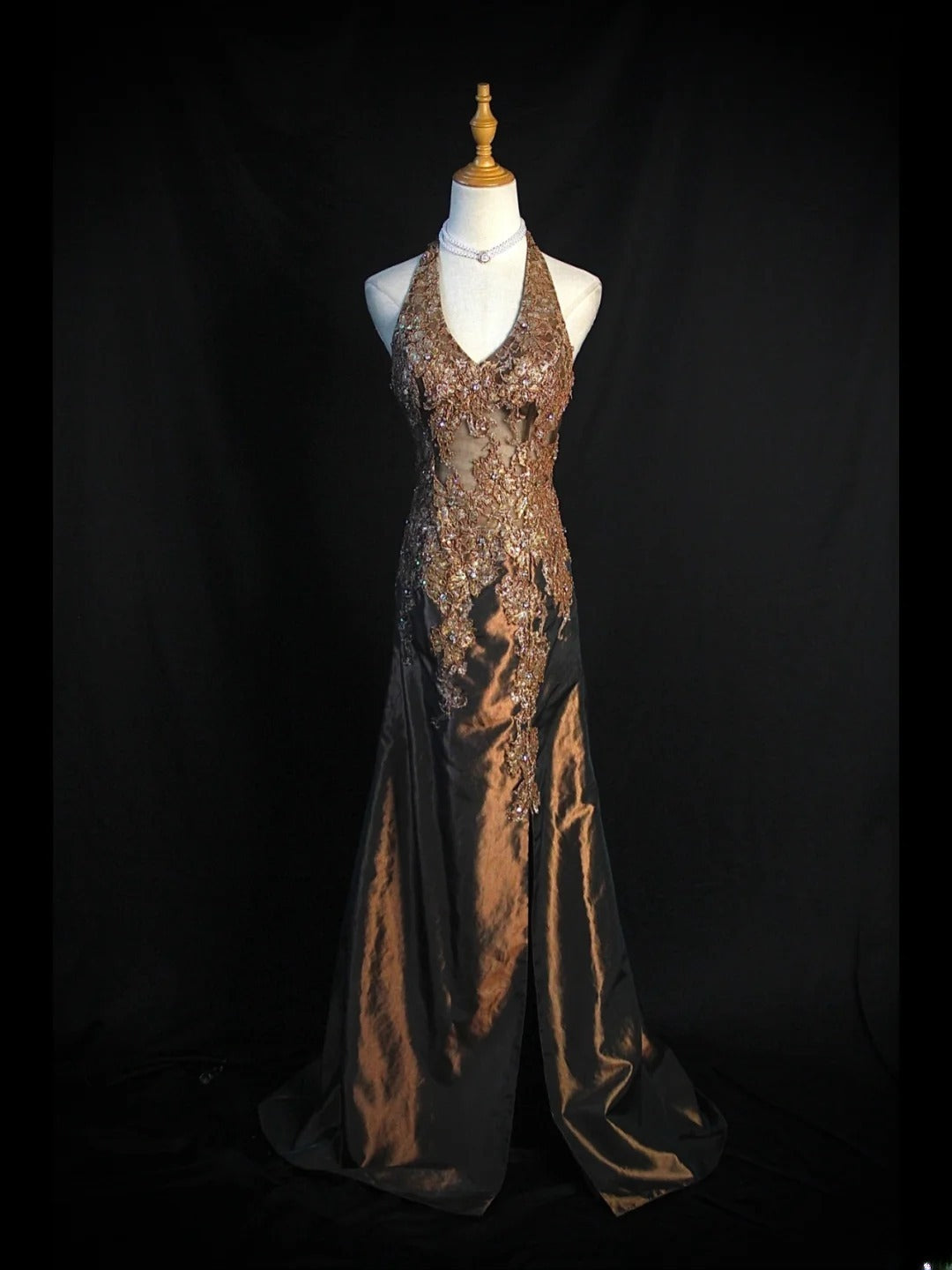 Robe de bal longue vintage sirène années 80, dos nu, en taffetas chocolat avec fente et perles. Inspiration tenue d'anniversaire. Robe de soirée AS404