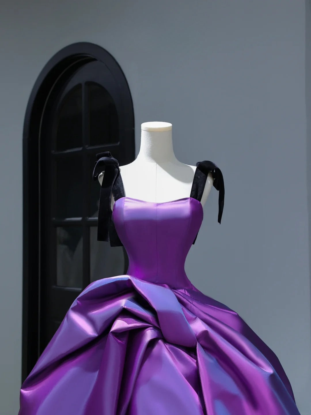 Robe de bal violette en satin, neuve, à volants, pour quinceañera, style simple et sexy, idéale pour un anniversaire de 16 ans (AS404)