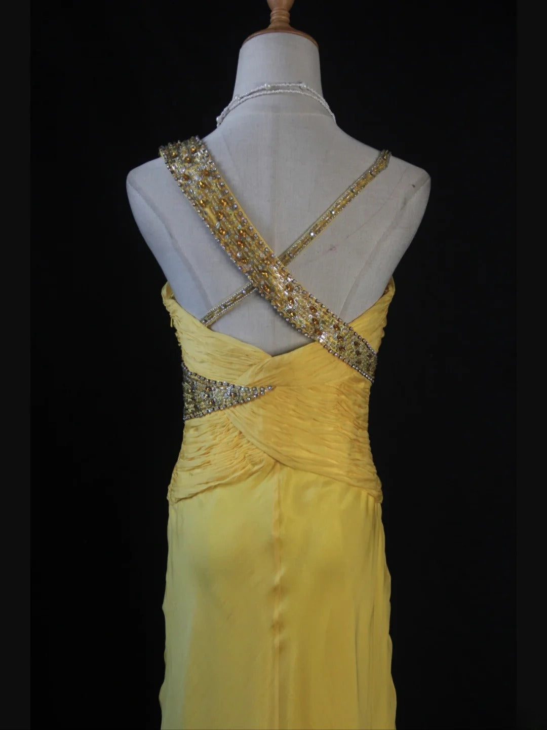 Retro-Meerjungfrauenkleid im Stil der 1950er Jahre: Gelbes Chiffonkleid mit asymmetrischen Trägern, Perlen und Rüschen – Inspiration für den 21. Geburtstag – Abendkleid AS405