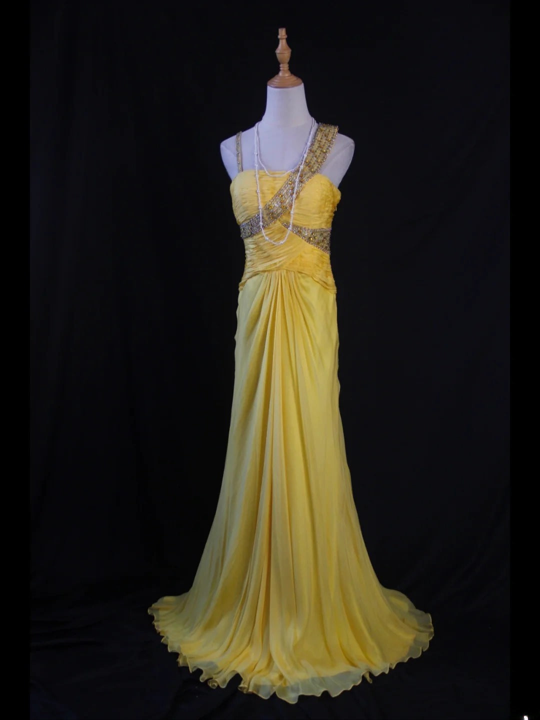 Retro-Meerjungfrauenkleid im Stil der 1950er Jahre: Gelbes Chiffonkleid mit asymmetrischen Trägern, Perlen und Rüschen – Inspiration für den 21. Geburtstag – Abendkleid AS405