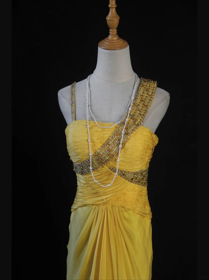 Retro-Meerjungfrauenkleid im Stil der 1950er Jahre: Gelbes Chiffonkleid mit asymmetrischen Trägern, Perlen und Rüschen – Inspiration für den 21. Geburtstag – Abendkleid AS405